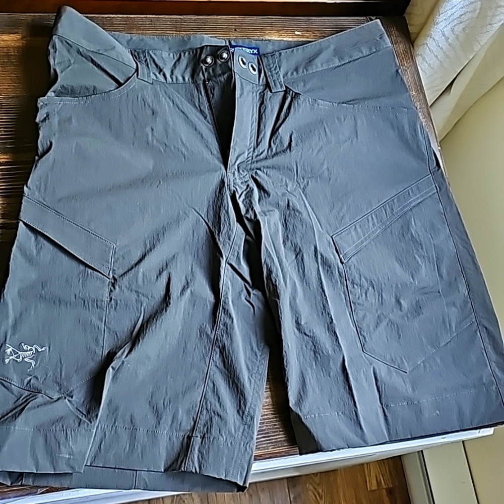 Arcteryx techno fabric shorts, dark green 32" waist